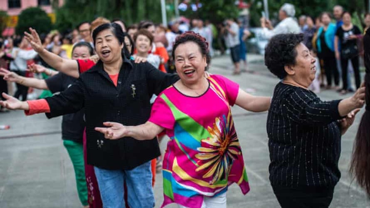 Çin'de halka açık alanlarda dans, ülkede rahatsızlığa yol açtı