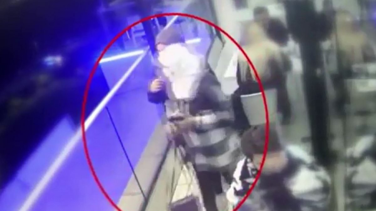 Bakırköy'deki AVM'yi mesken tutan hırsızlar yakalandı