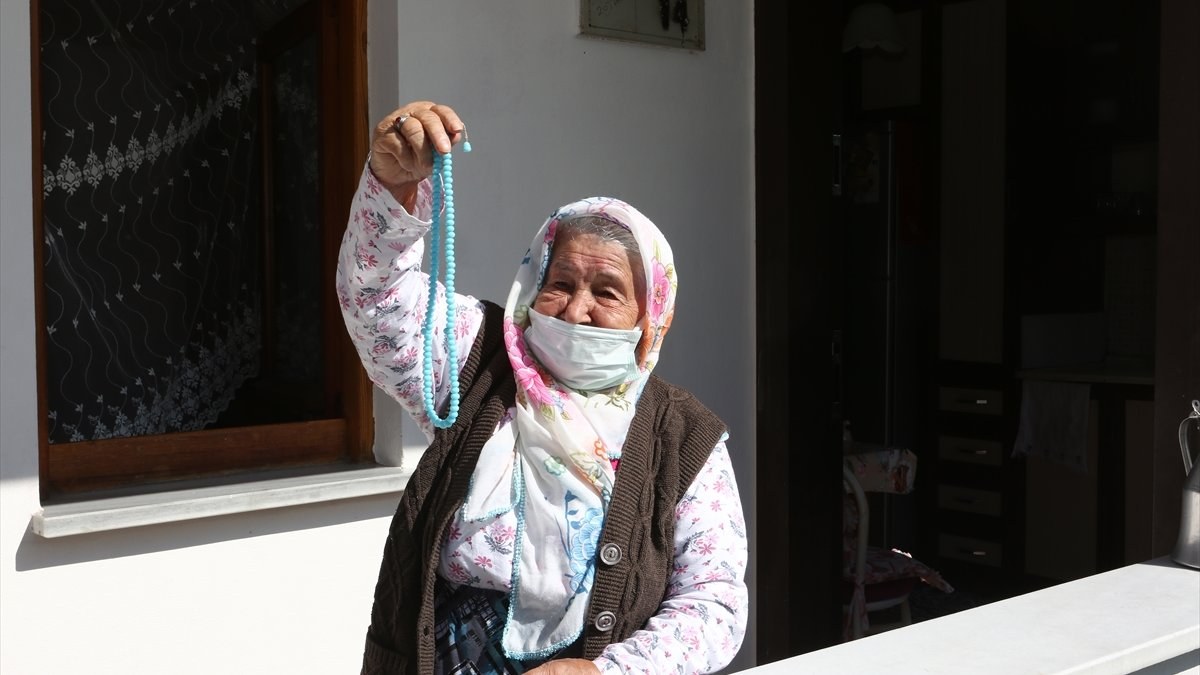 Trabzon'da 106 yaşında koronavirüsü yenen Nuriye Nine'den aşı çağrısı
