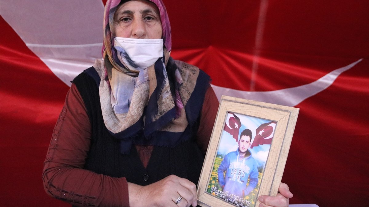 Diyarbakır'da evlat nöbetindeki baba: Çocuklarımız gelene kadar buradan kalkmıyoruz