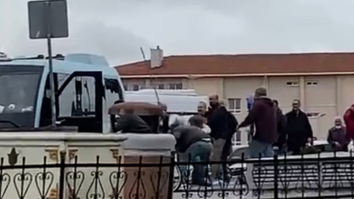 Ümraniye'deki dolmuş şoförleri, kürek sapıyla birbirine saldırdı