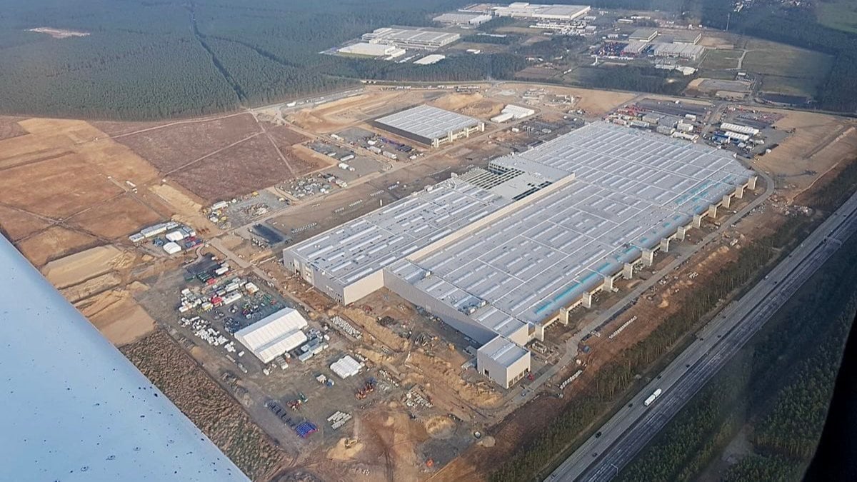 Tesla'nın Almanya'daki fabrikası resmen açıldı