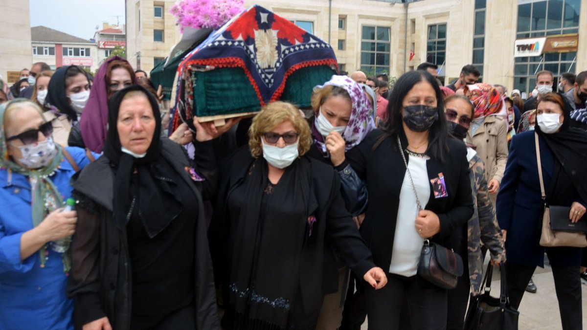 Avcılar'da öldürülen Esra Yıldız’ın tabutunu kadınlar taşıdı