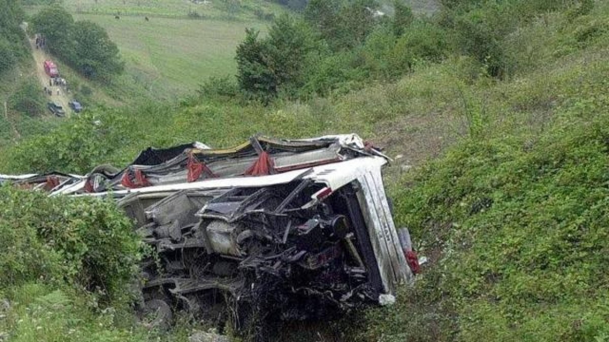 Nepal'de yolcu otobüsü devrildi: 25 ölü