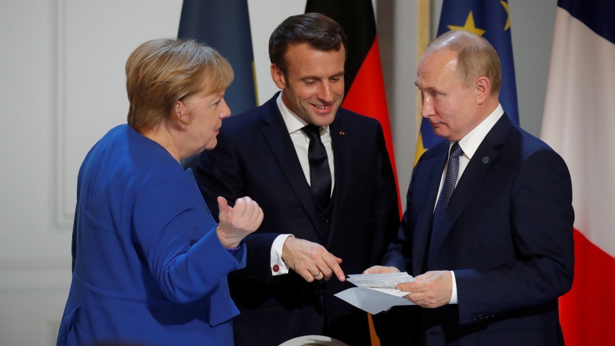 Putin, Merkel ve Macron ile Ukrayna meselesini konuştu