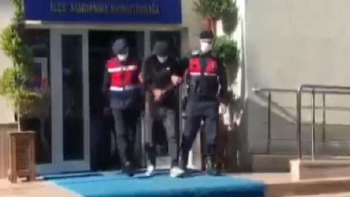 Sivas'ta 'Jandarmayız' diyen dolandırıcılar, otostop çekerken jandarmaya yakalandı