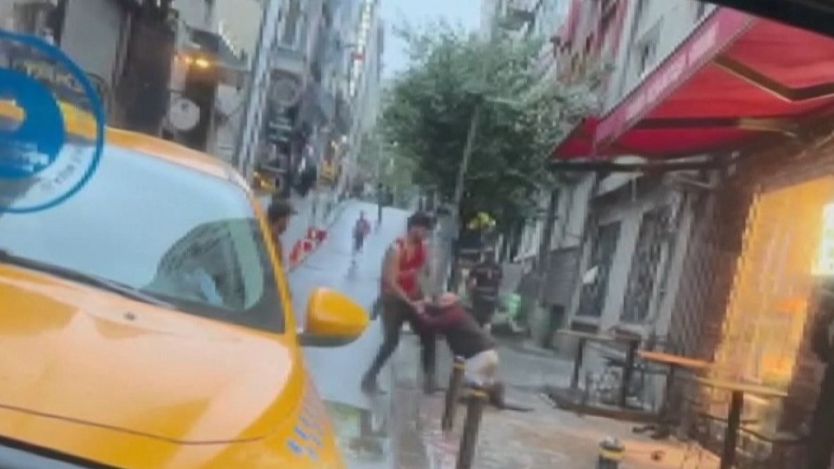 Şişli’de ABD’li turist, otel çalışanını darbedip yerde sürükledi