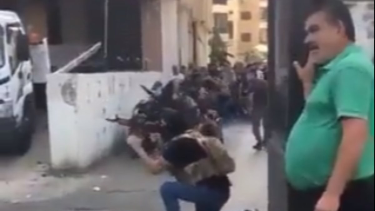 Beyrut'taki çatışmayı sakin tavırlarla izleyen adam