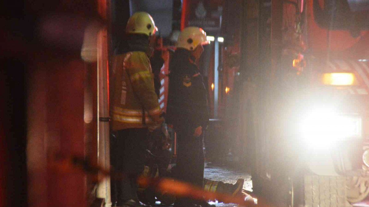 Bayrampaşa'da iş yeri alev alev yandı