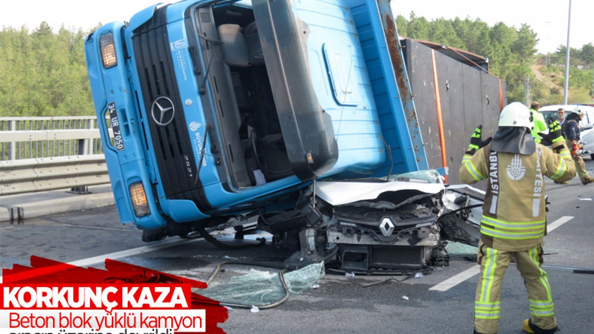 Beykoz'da feci kaza: Kamyon otomobilin üzerine devrildi