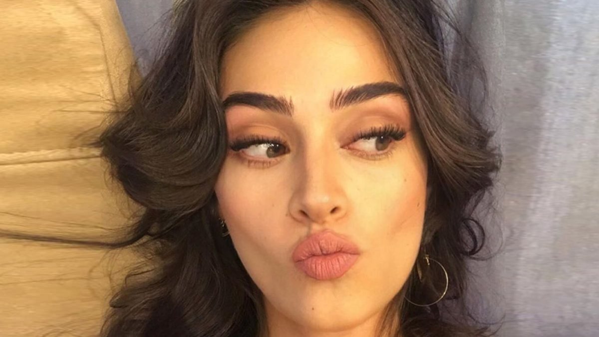 Esra Bilgiç kaşlarına ve kirpiklerine ne kullanıyor? İşte Esra Bilgiç'in güzellik sırları