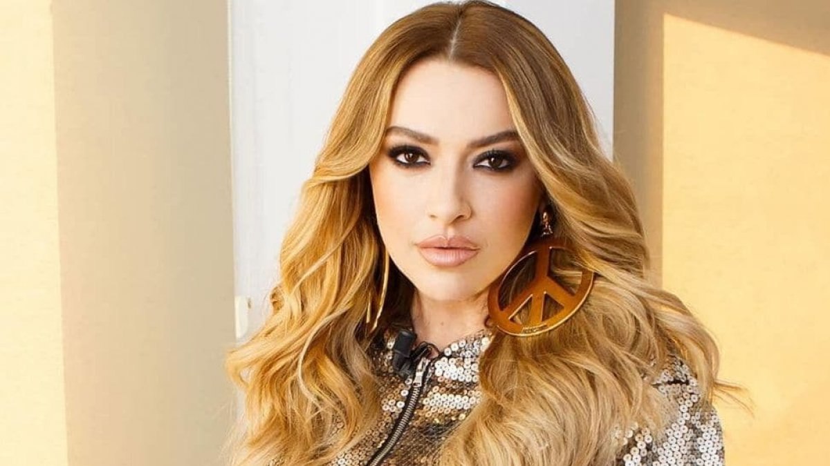 Hadise aşkın kitabını raftan indirdi yeniden yazıyor! Eller sımsıkı...