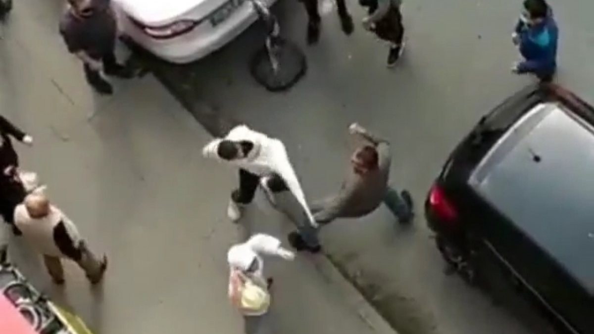 Bağcılar'da 2 müşterisi ile kavga eden taksicinin görüntüleri kamerada