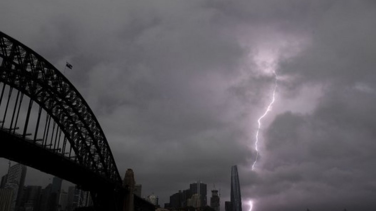 Sydney'de dolu fırtınası: AVM'nin tavanı çöktü