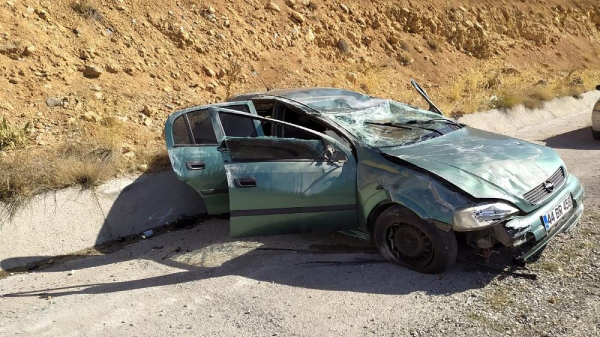 Malatya'da kontrolden çıkan otomobil takla attı