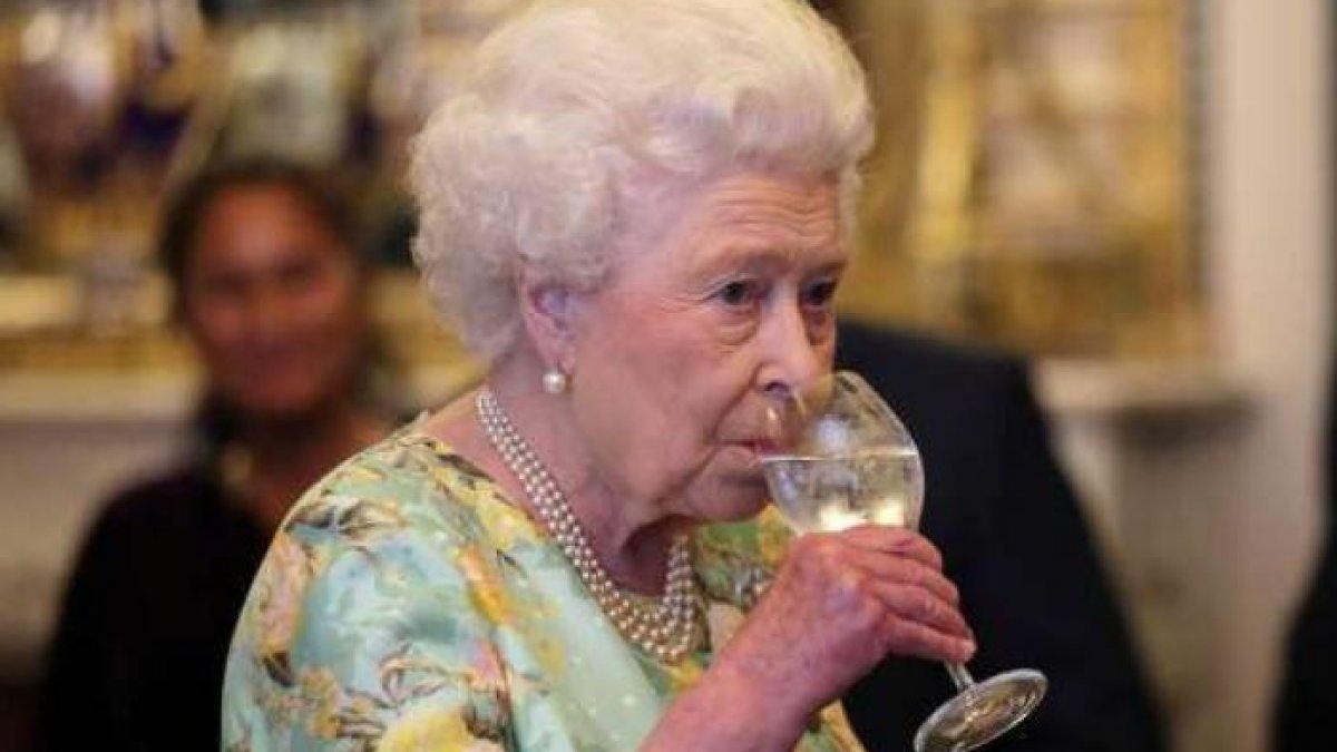 Kraliçe 2. Elizabeth'i doktorları uyardı: Alkol almayın
