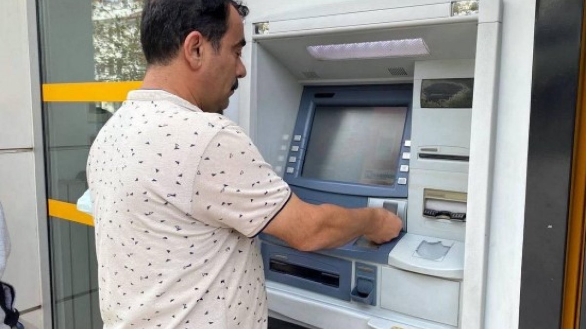 Muğla'da bir kişi, ATM'de unutulan 10 bin TL'yi bankaya teslim etti