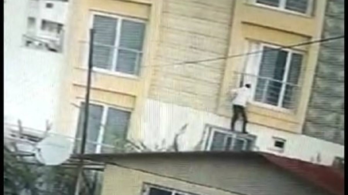 Mersin'de ev sahibini gören hırsız, camdan atladı