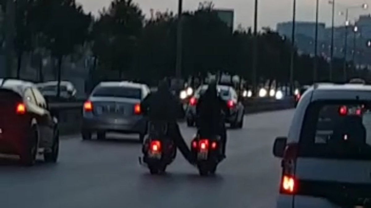Bursa’da iki motosikletinin tehlikeli oyunu