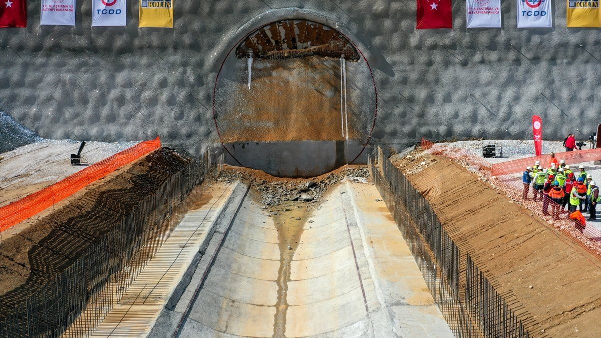 Ankara-İzmir YHT projesindeki Türkiye'nin en geniş TBM tünelinde ışık göründü