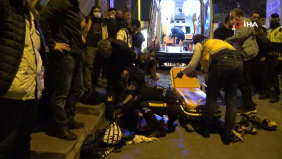 Beyoğlu’nda gaz pedalı takılan araç 2 turiste çarptı
