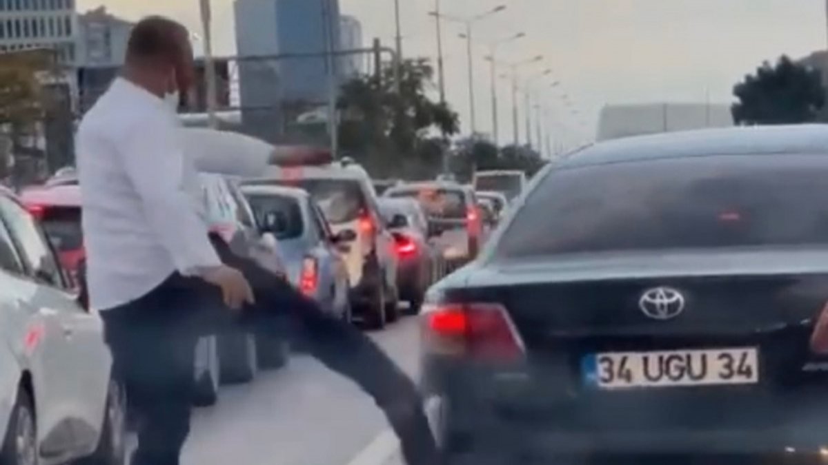 Kadıköy’deki şerit kavgasında, İETT şoförü otomobile tekme attı