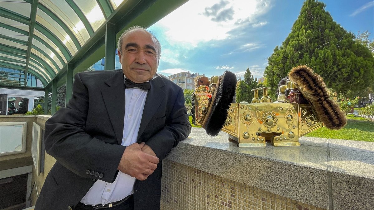 Ankara'da 45 yıldır takım elbisesi ve papyonuyla ayakkabıları parlatıyor