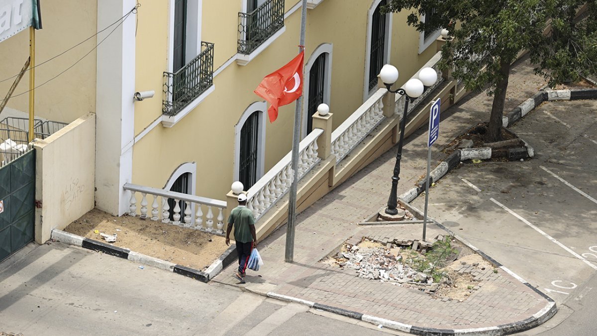 Luanda'da caddeler Türk bayraklarıyla donatıldı