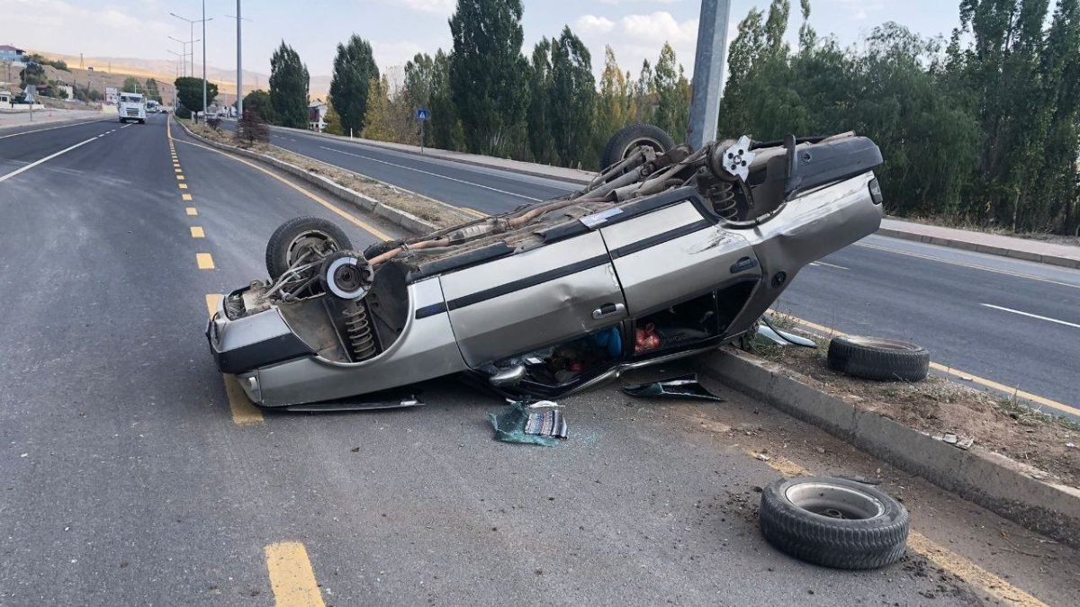 Erzincan'daki Trafik Kazasında 3 Kişi Yaralandı