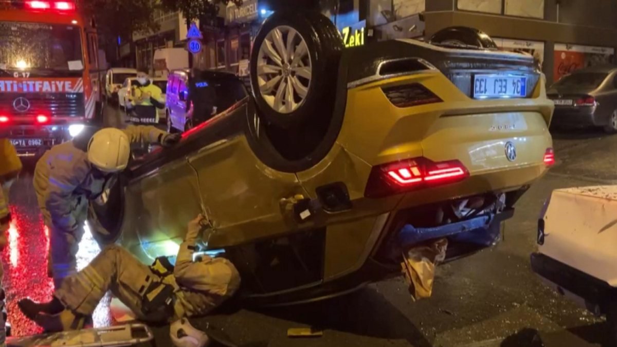 İstanbul'da otomobil, sokakta takla attı