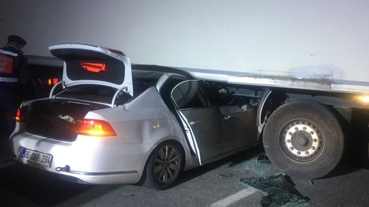 Eskişehir'de otomobille tırın çarpıştığı kazada eski emniyet müdürü ve oğlu öldü