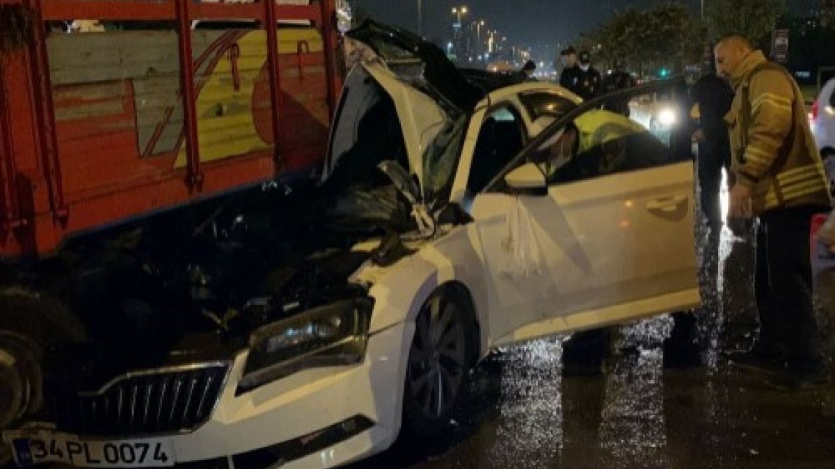 İstanbul Pendik sahil yolunda otomobil park halindeki kamyonete çarptı