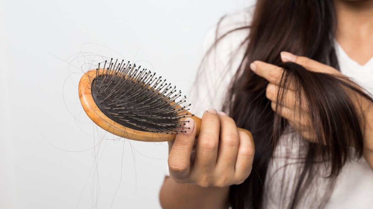 Saç dökülmesinin olası nedenleri ve tedavisi