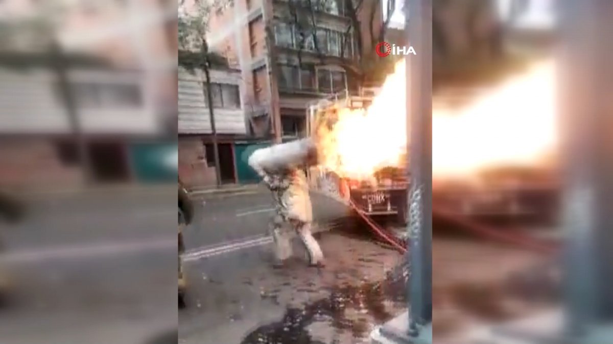 Meksika'da bir itfaiyeci, yanan tüp gazı sırtına alarak binadan çıkardı