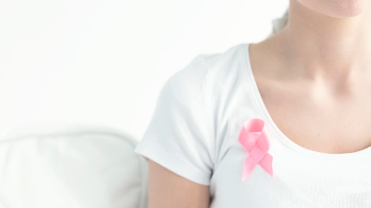 Aile öyküsü olmasa bile her kadında meme kanseri görülebilir