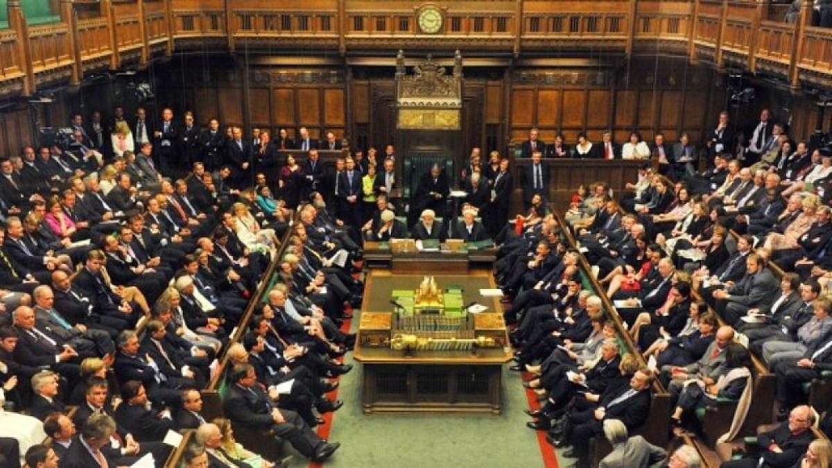 İngiltere'de milletvekillerinin aileleri siyaseti bırakmalarını istiyor