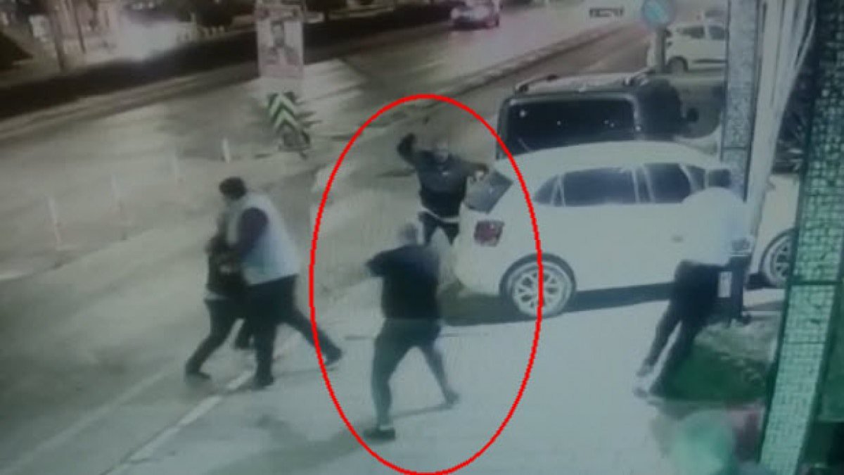 İzmir’de, gece kulübünden kadın çıkarma çatışması kamerada