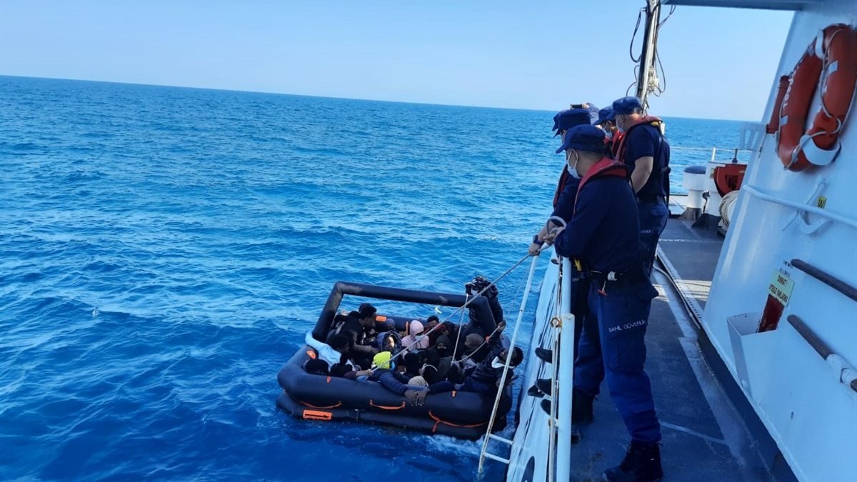 Aydın açıklarında, lastik bot içindeki 53 kaçak göçmen kurtarıldı