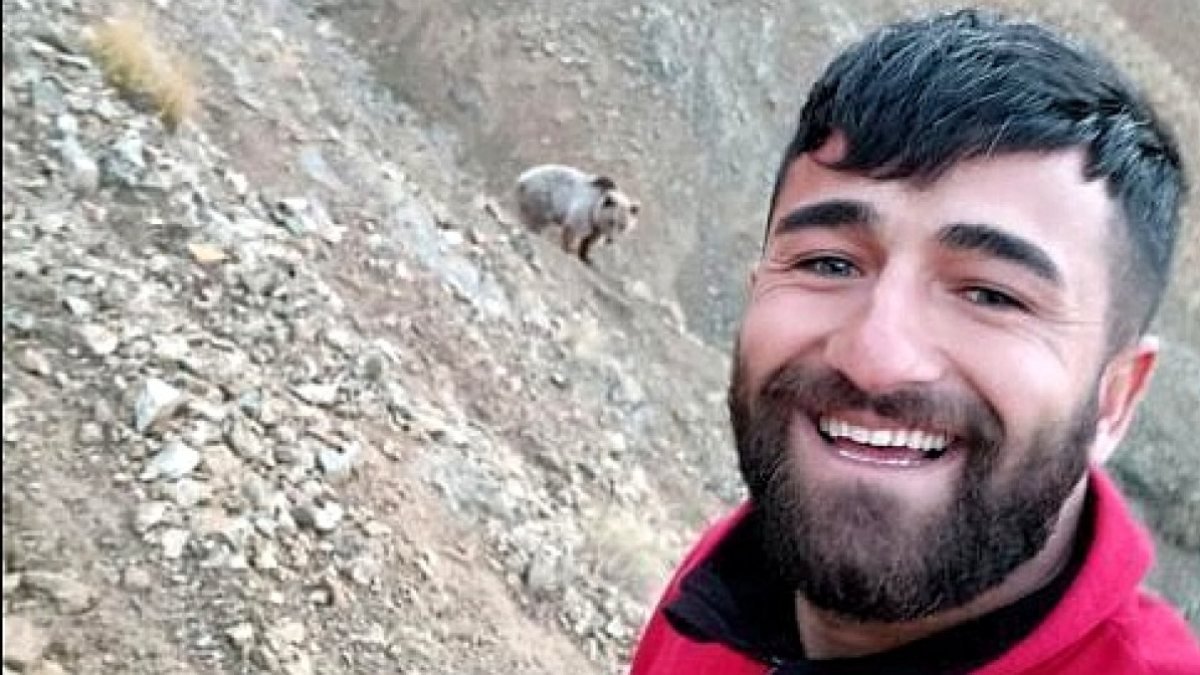 Tunceli’de, ayının peşinden koşup selfie çekti