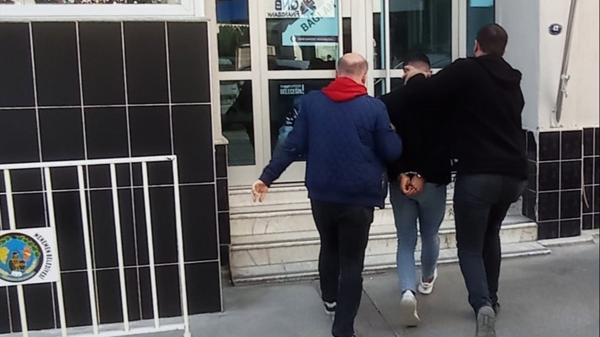 İzmir'de polis aracıyla video çeken şüpheliye gözaltı