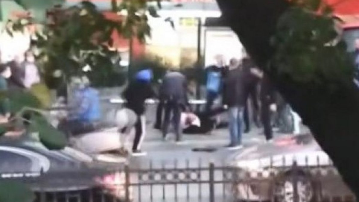 Fatih'te alkollü kişiyi tekme tokat dövdüler