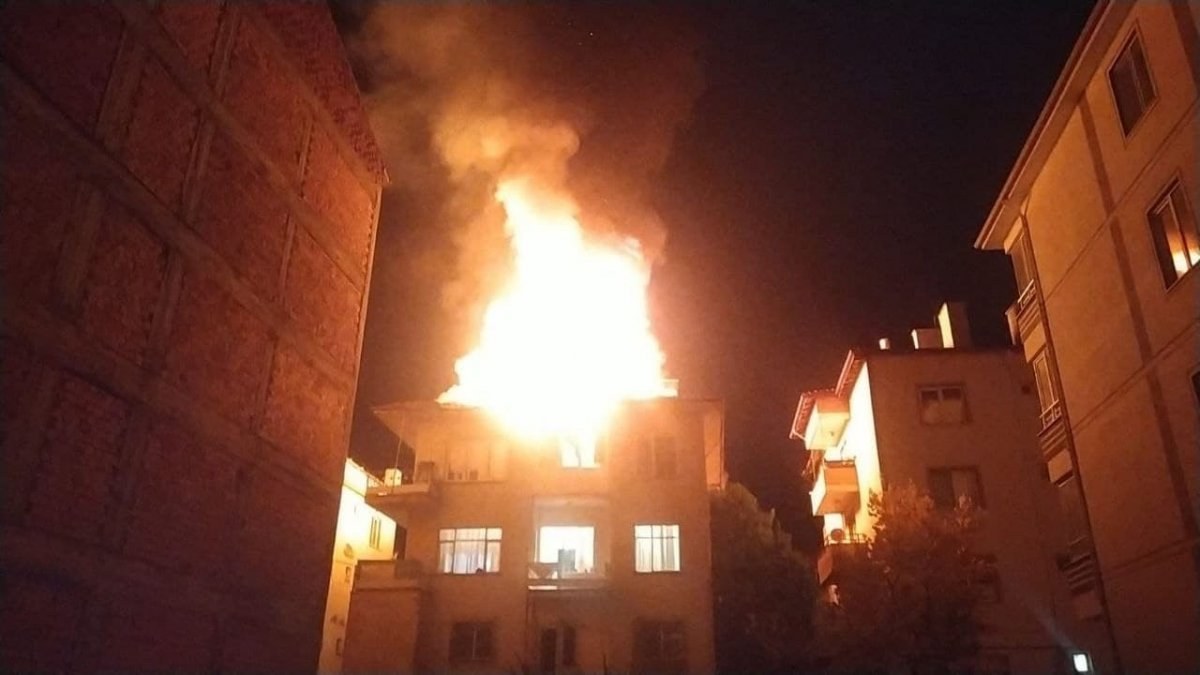 Çorum'da bir apartmanın çatı katında yangın çıktı