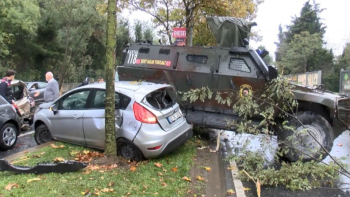 Sarıyer'de zırhlı polis aracı 6 araca çarptı: 3 yaralı 