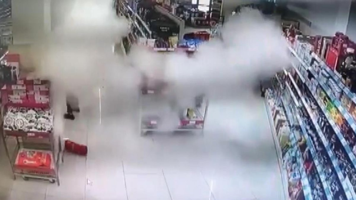 Bursa'da yere düşen yangın tüpü marketi sardı