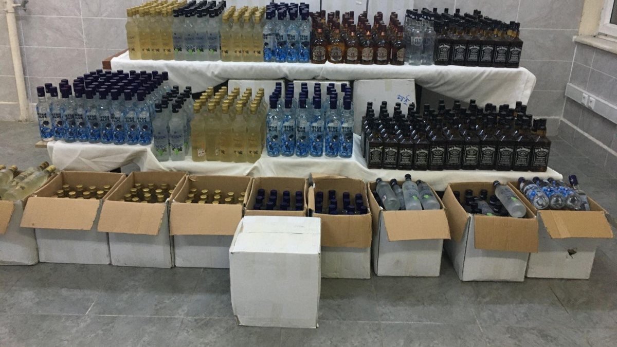 Manisa’da, araçtan 701 şişe kaçak içki çıktı