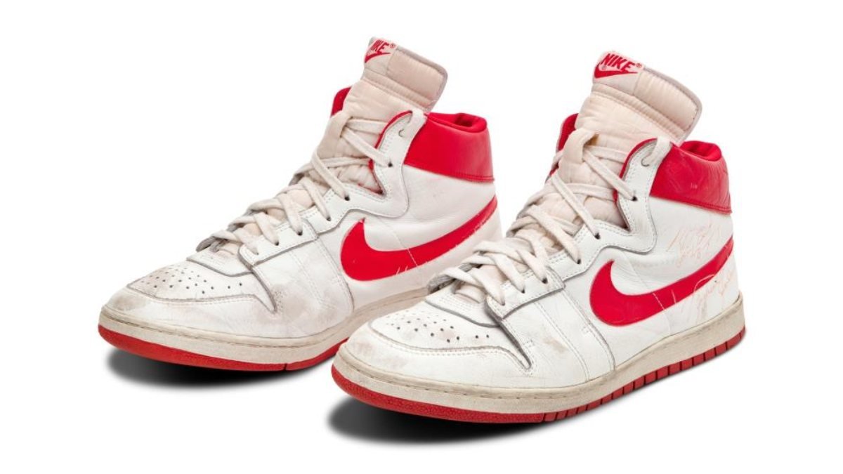 Michael Jordan'ın ayakkabıları 1.47 milyon dolara rekor fiyattan satıldı