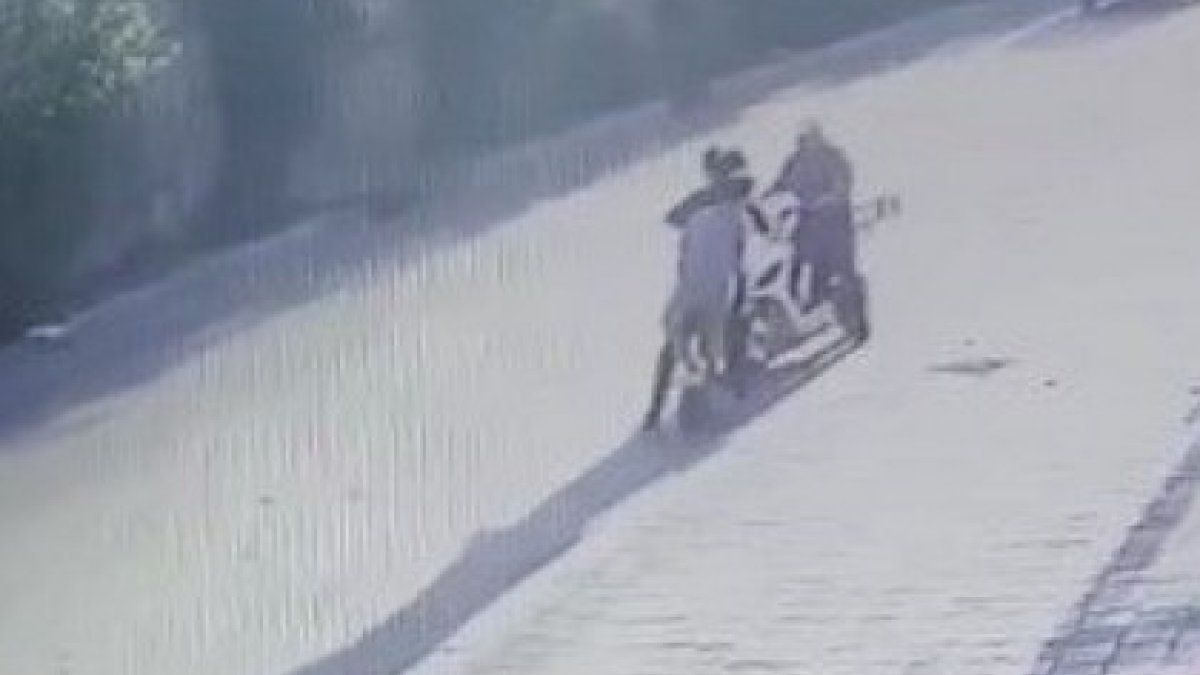 Antalya'da motosiklet ve scooter sürücüsü, birbirlerini gördükleri halde çarpıştı