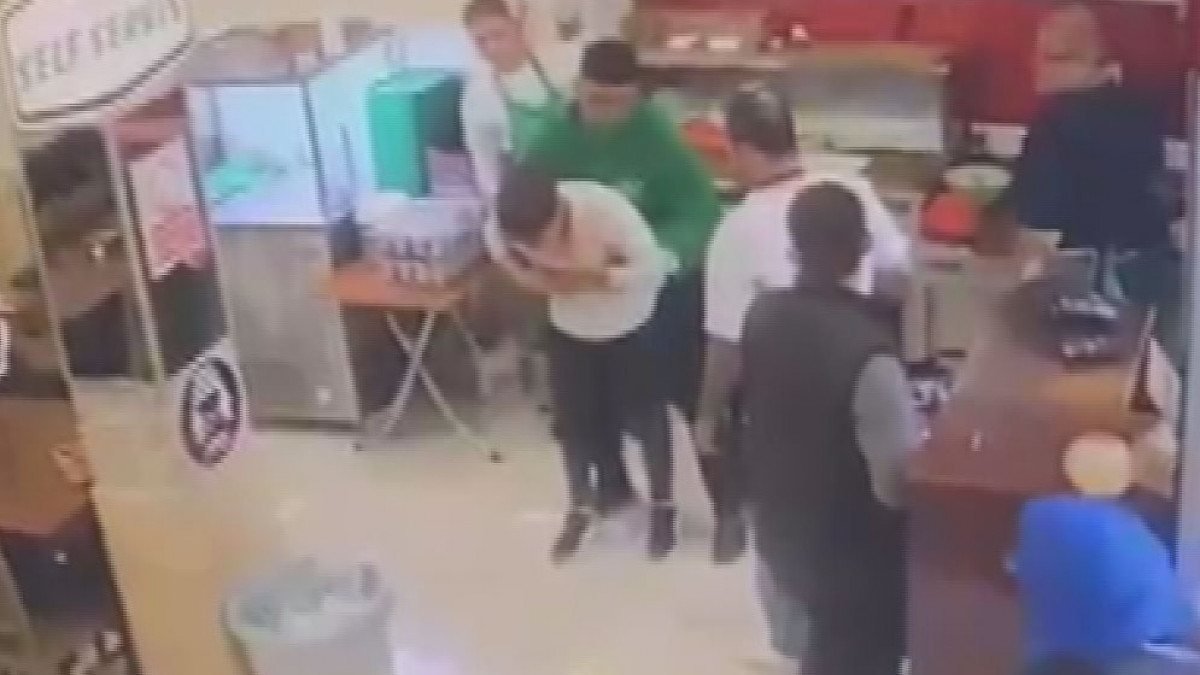 Konya'da soluk borusuna ekmek kaçan müşteriyi, çalışanın müdahalesi kurtardı