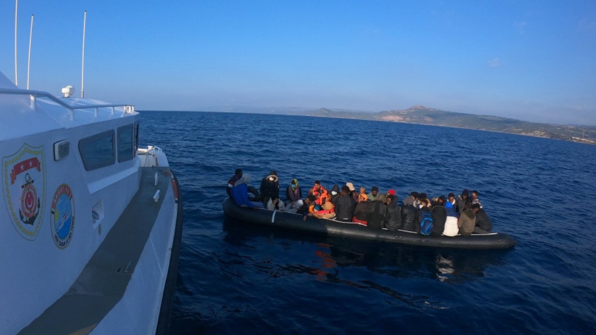 Çanakkale'de 35 düzensiz göçmen kurtarıldı