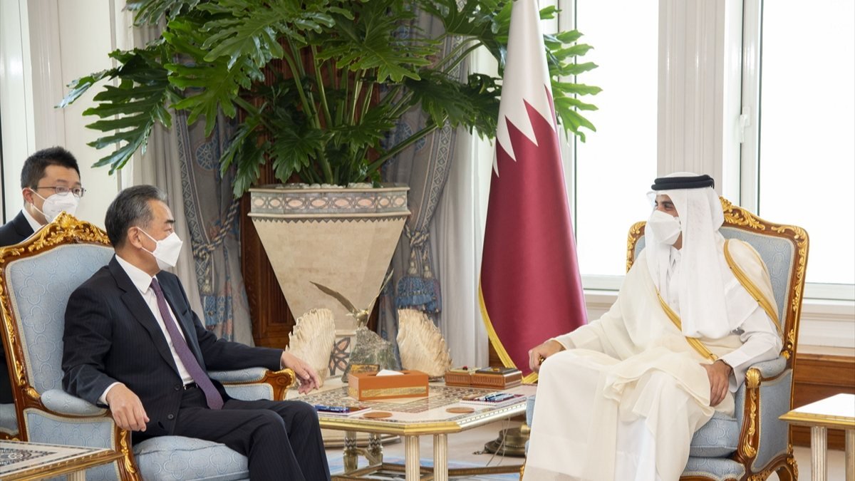 Katar Emiri, Çin Dışişleri Bakanı Vang Yi ile görüştü